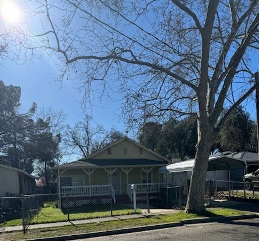 1621 Ferry St - Photo 2 of 16