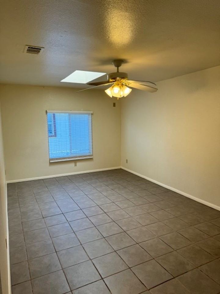 1621 Ferry St - Photo 4 of 16