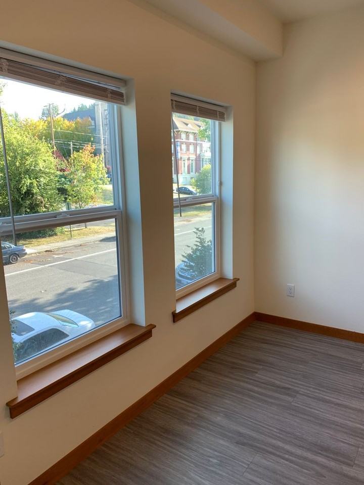 1111 N Forest St - Photo 4 of 19