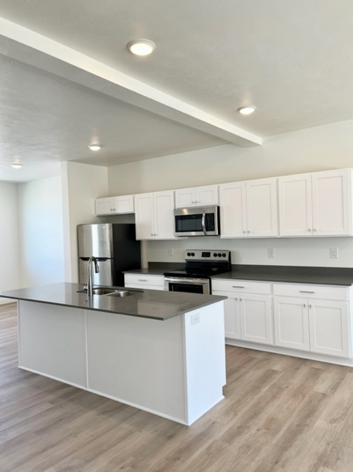 7259-7275 N Locust Ave - Photo 2 of 15