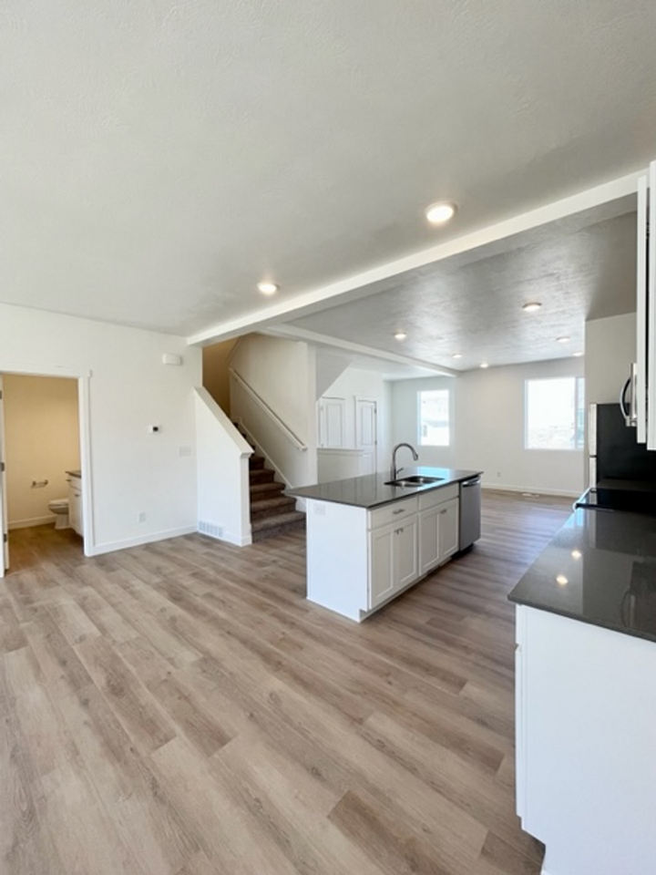 7259-7275 N Locust Ave - Photo 3 of 15