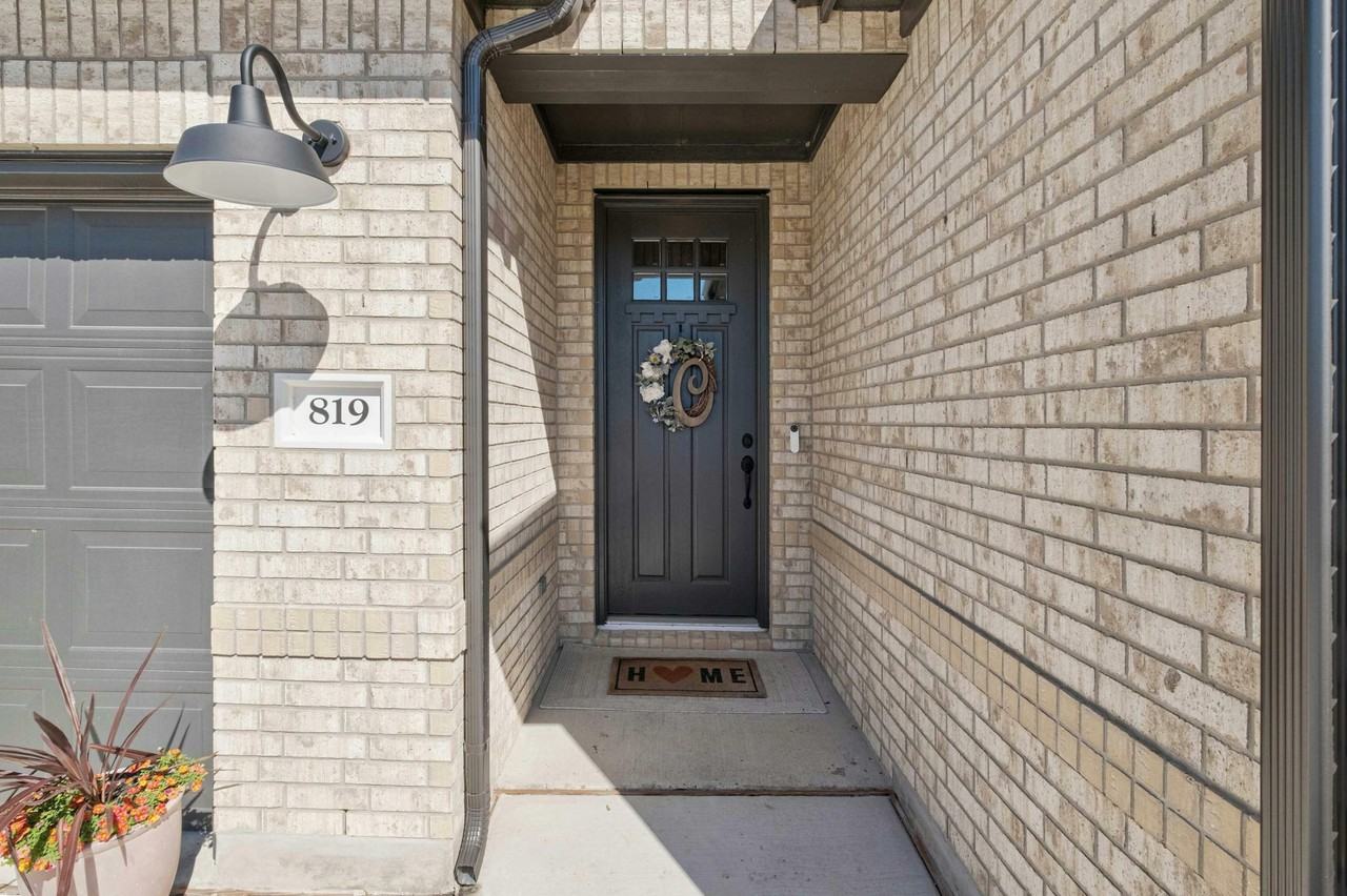 819 Arrowhead Ranch Blvd - Photo 2 of 36