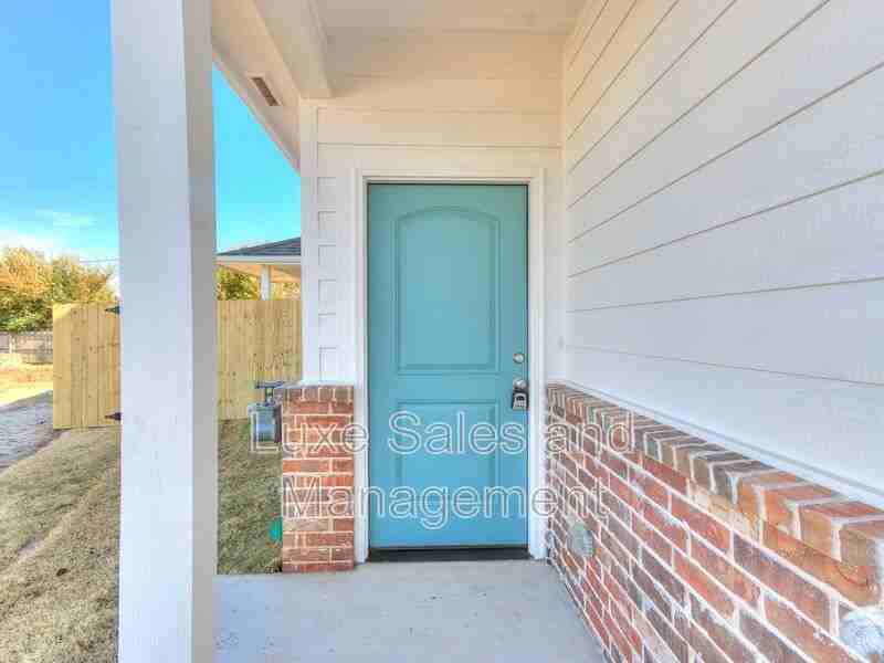 8014 Nw 105th Ter - Photo 3 of 37