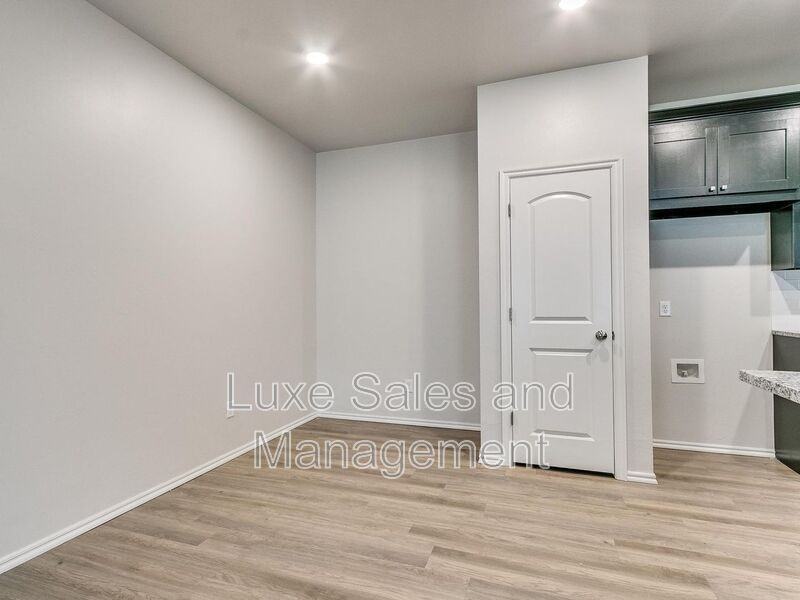 8012 Nw 105th Ter - Photo 6 of 30