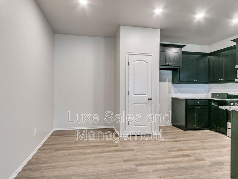 8012 Nw 105th Ter - Photo 7 of 30