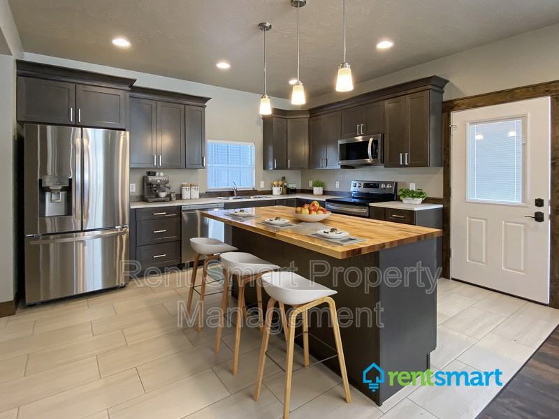 1943 Strand Ave - Photo 3 of 22