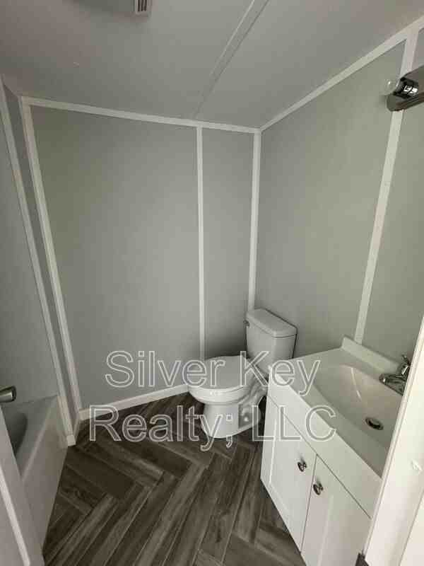 1004 S Jackson St #B1 - Photo 7 of 9