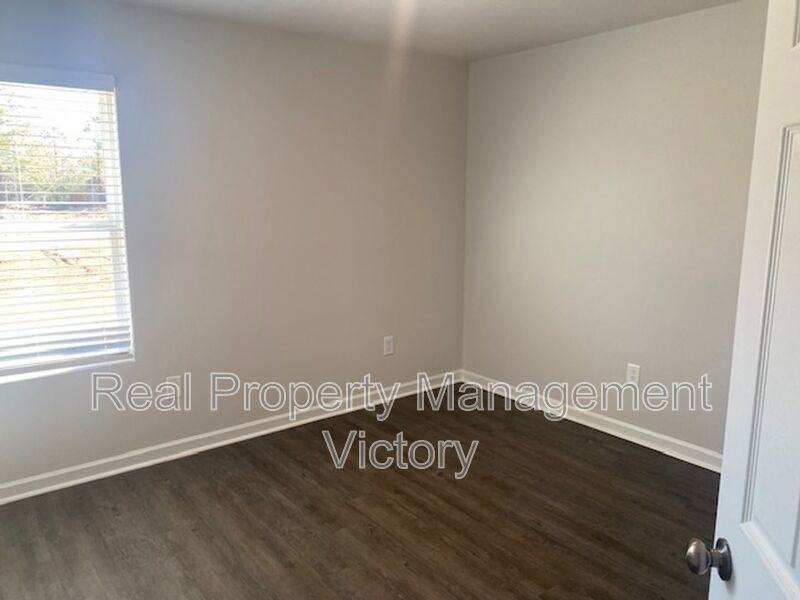 104 Marina Dr - Photo 2 of 13