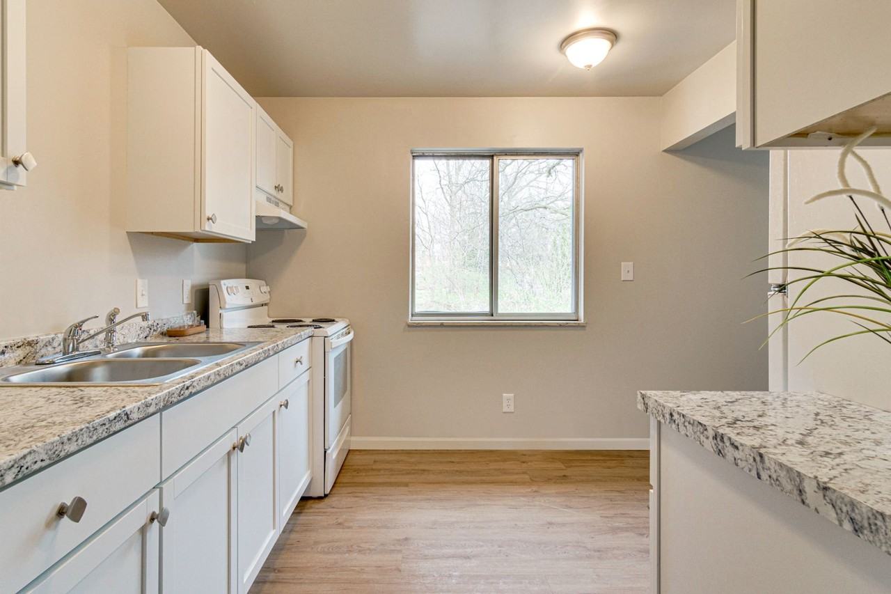 112 Hazelton Apartments - Photo 4 of 14