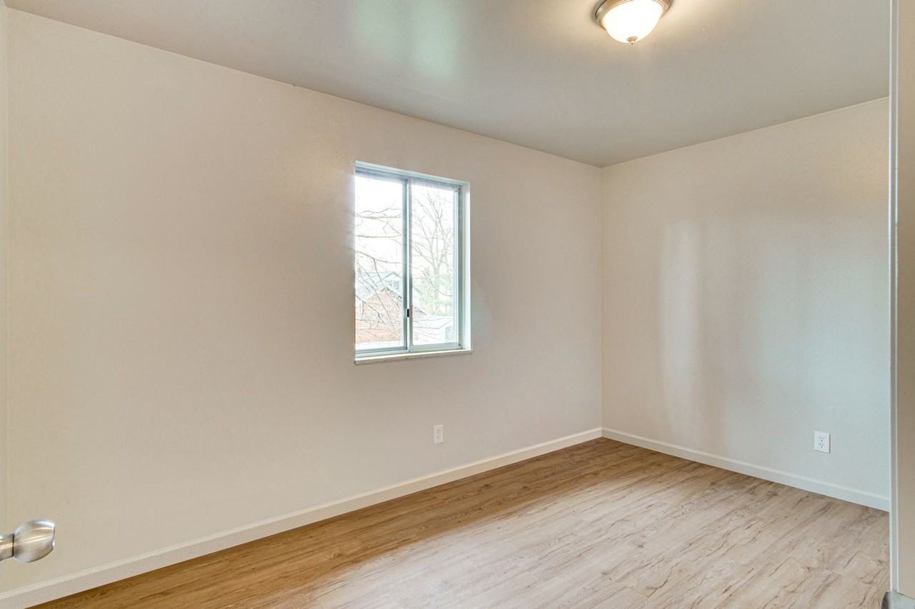 112 Hazelton Apartments - Photo 5 of 14