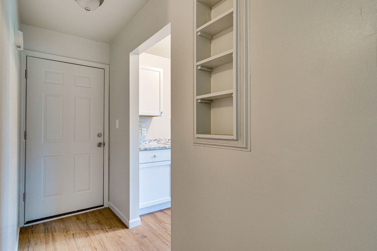 112 Hazelton Apartments - Photo 6 of 14