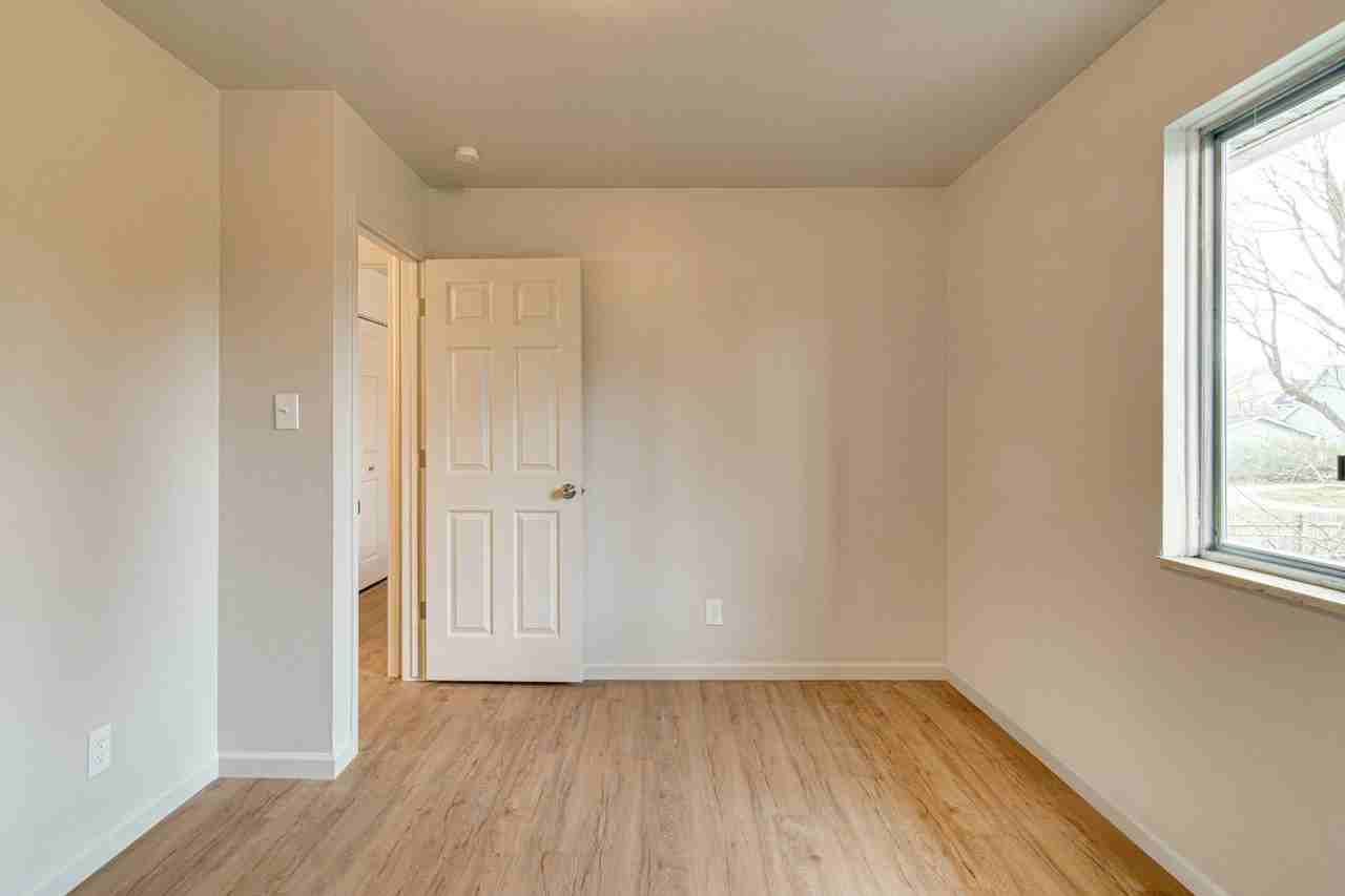 112 Hazelton Apartments - Photo 7 of 14