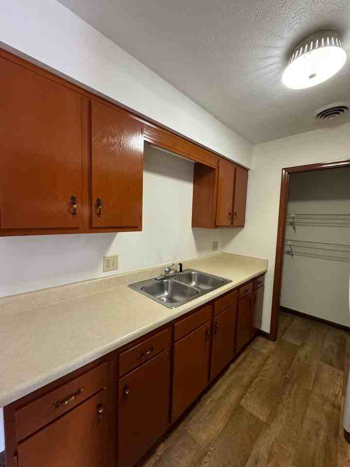1624 Buttonwood Ct - Photo 6 of 11