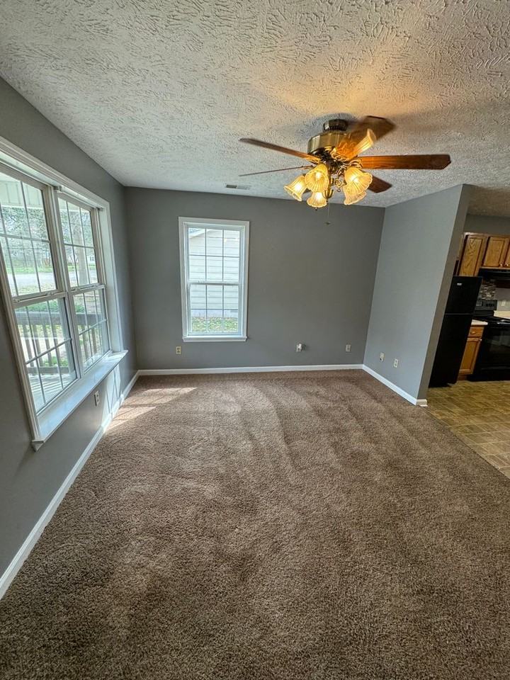 125 Laura St - Photo 4 of 10