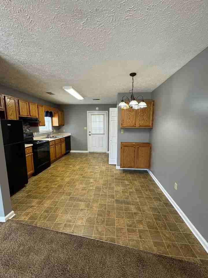 125 Laura St - Photo 5 of 10