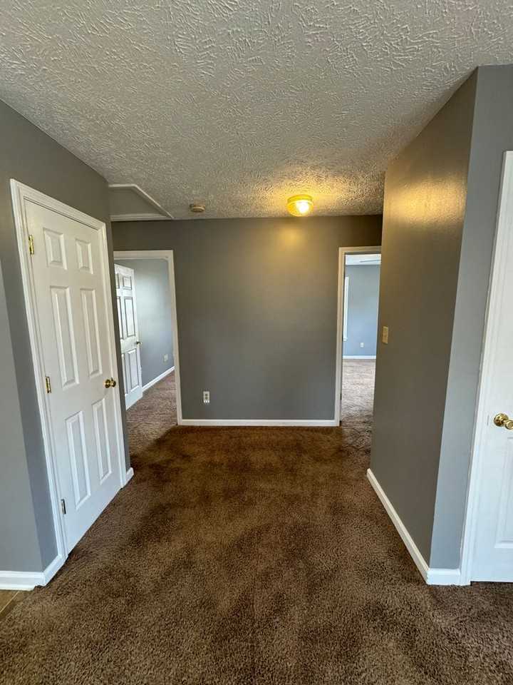 125 Laura St - Photo 6 of 10