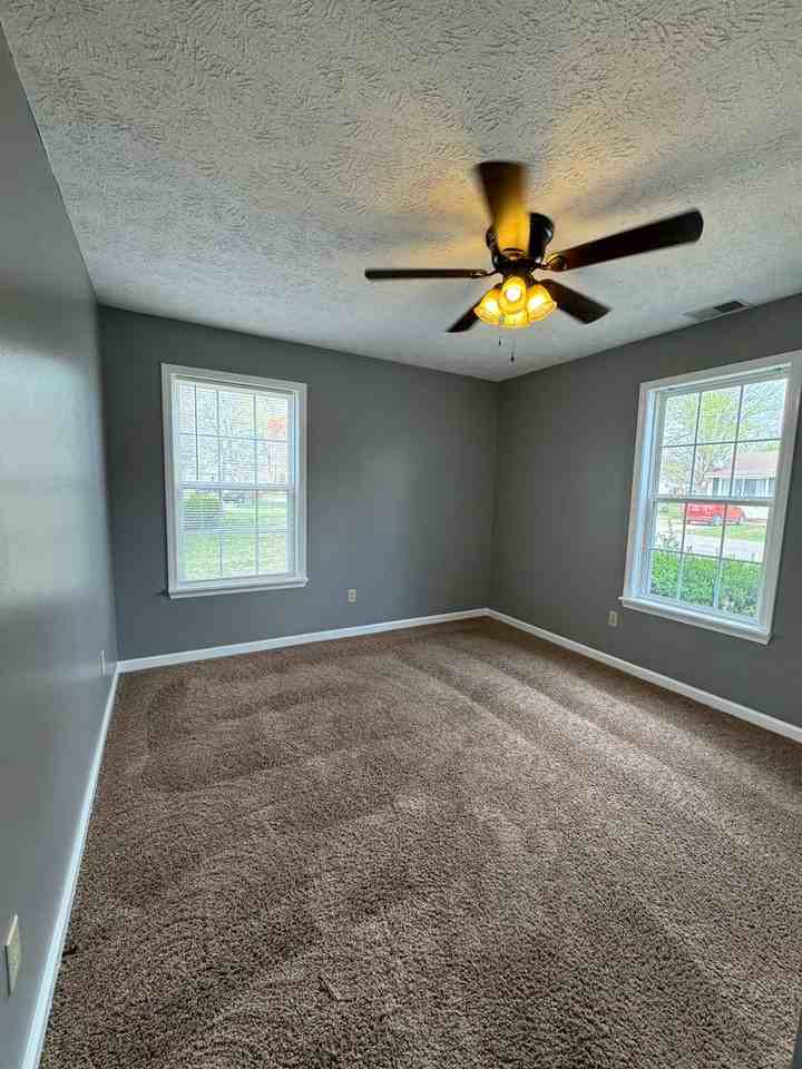 125 Laura St - Photo 7 of 10