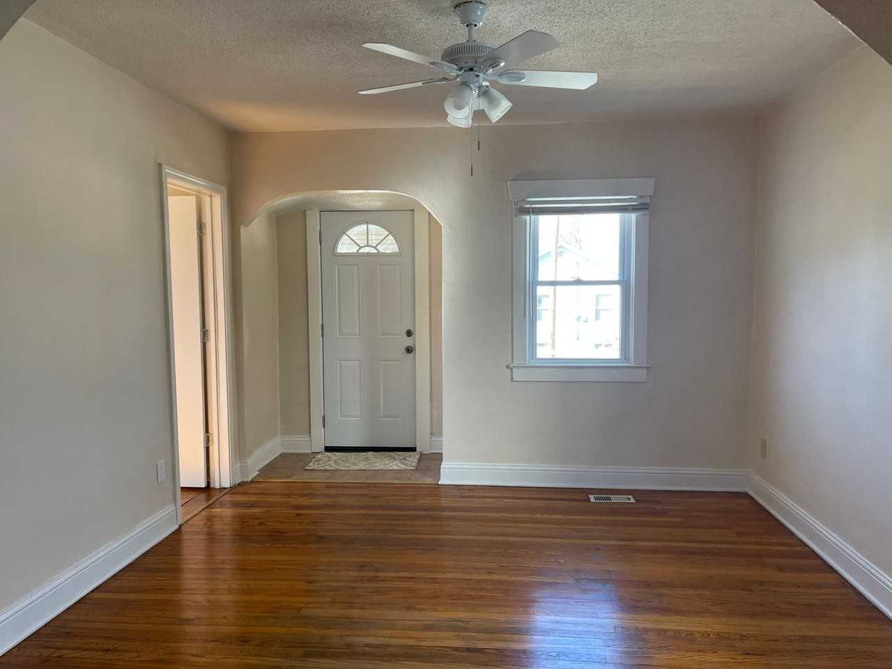 2216 Shrader Ave - Photo 3 of 11