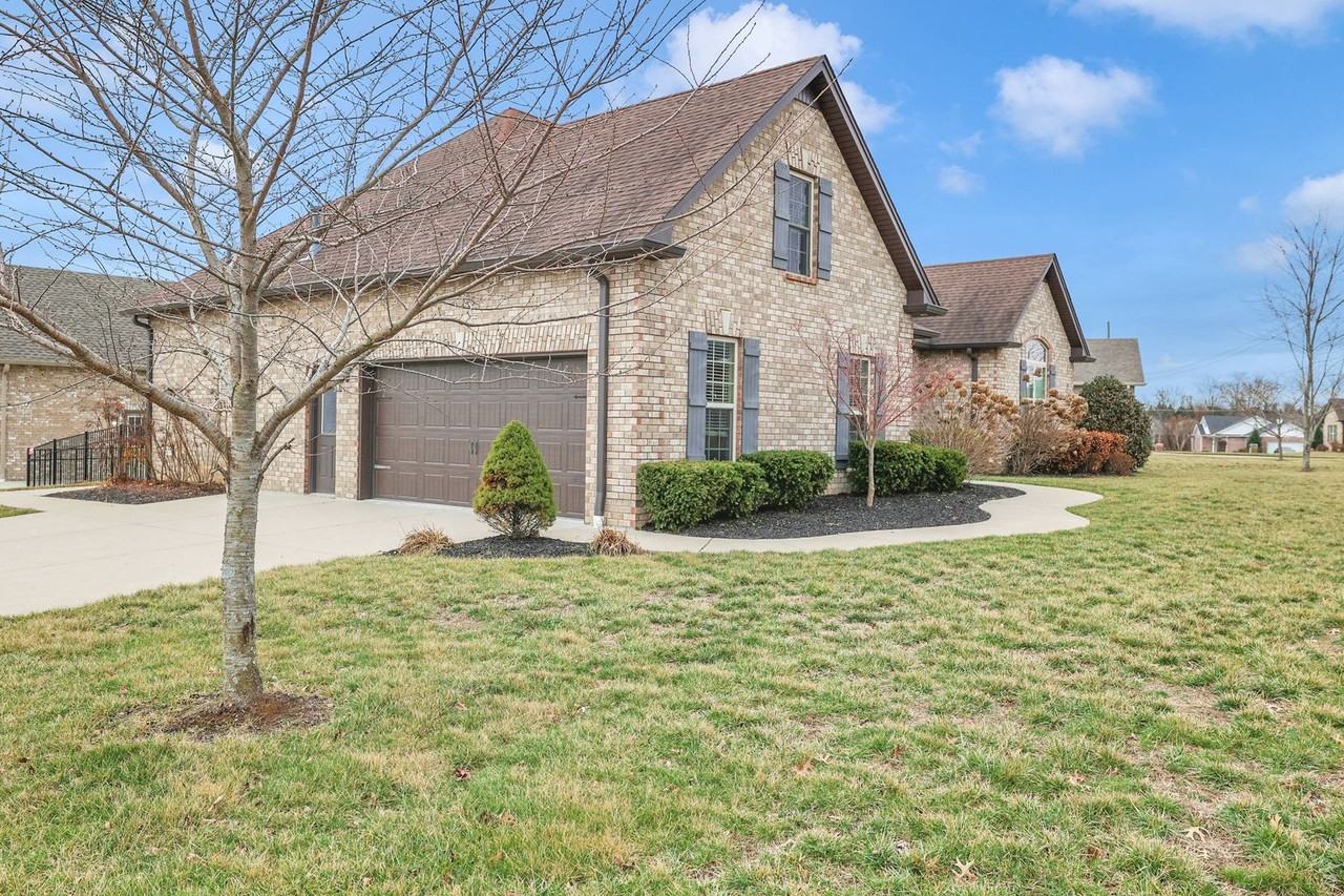 402 Lucy Cir - Photo 2 of 40