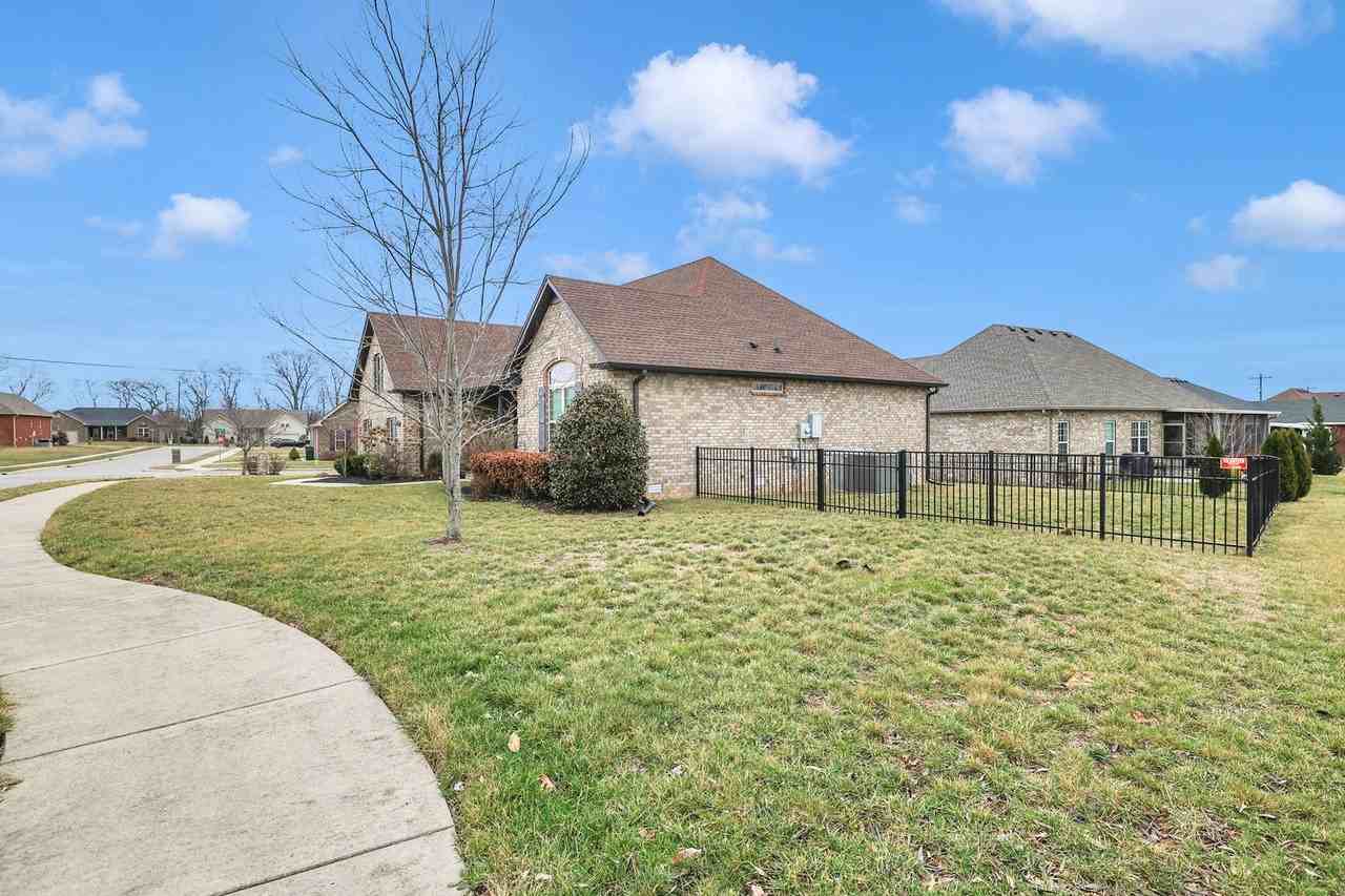 402 Lucy Cir - Photo 5 of 40