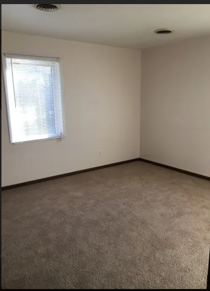 802 Hartwell Dr - Photo 3 of 14