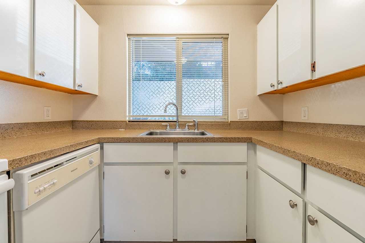 City living with views and walkable access to shops and restaurants! - Photo 4 of 34