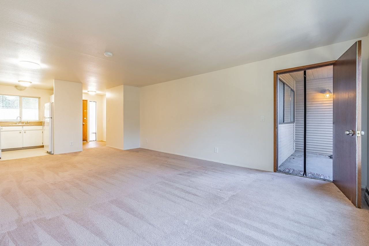 City living with views and walkable access to shops and restaurants! - Photo 5 of 34