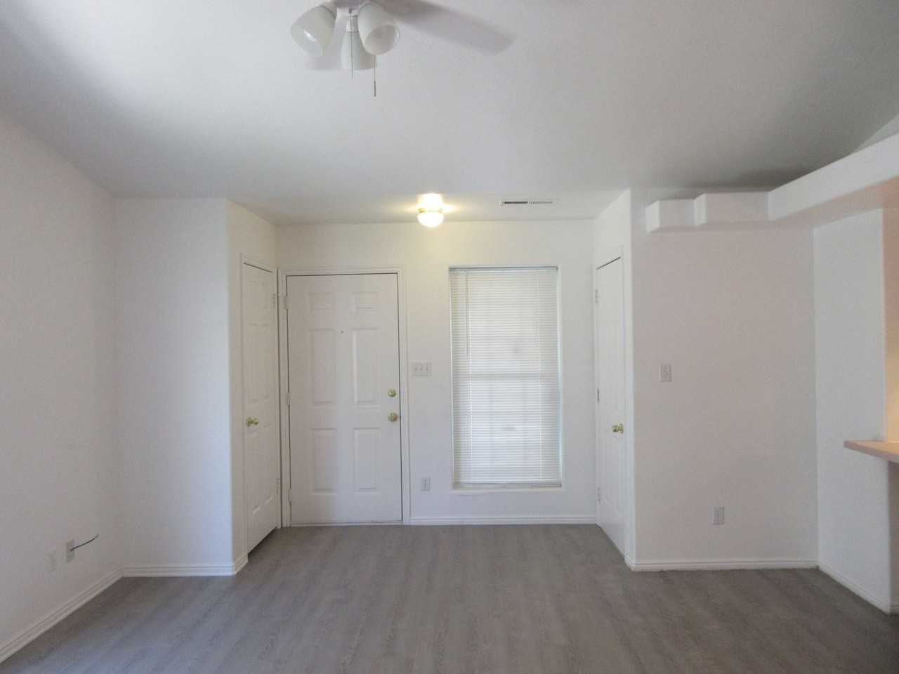 527 E 2015 N - Photo 2 of 24