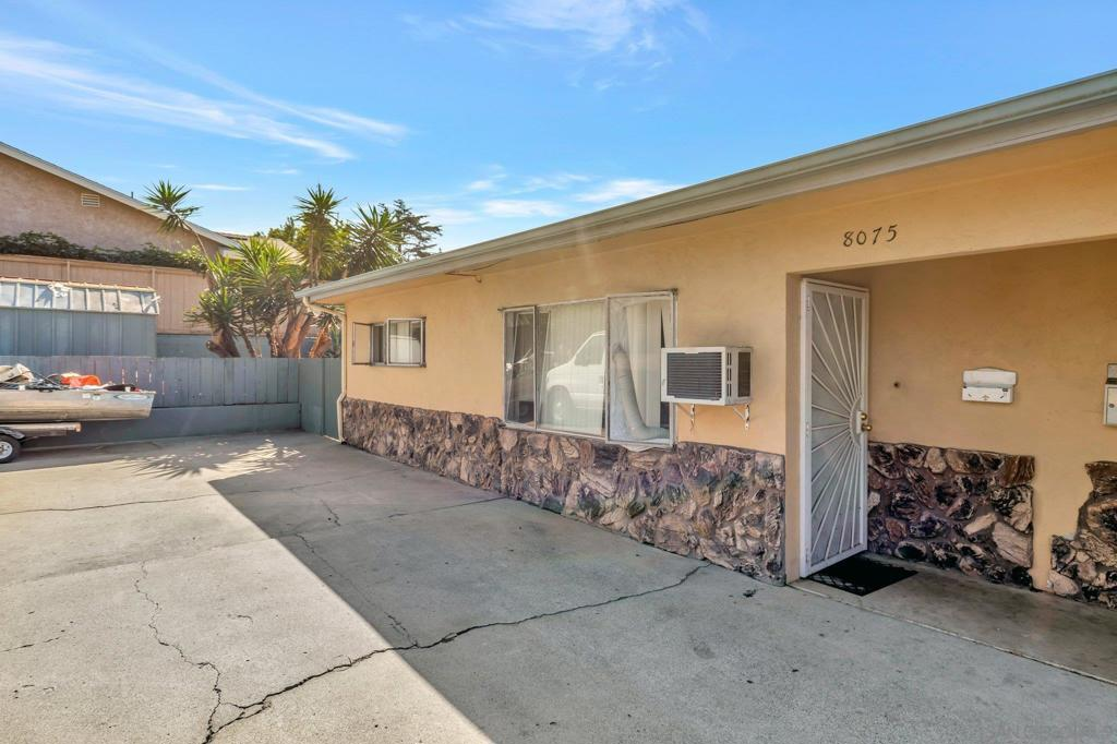 8075 Palm St - Photo 3 of 7