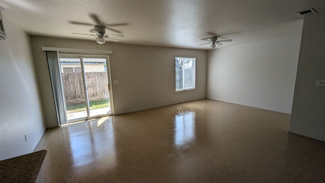 1425 Cottage Pl - Photo 2 of 10