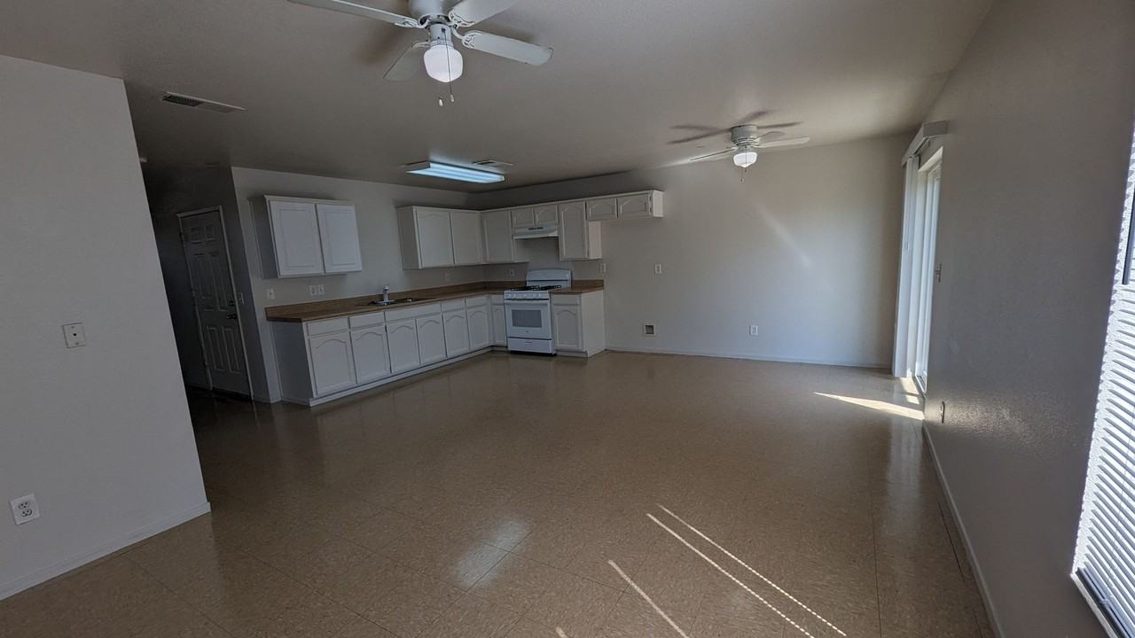 1425 Cottage Pl - Photo 3 of 10