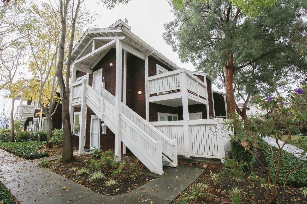 202 Bayside Ct - Photo 2 of 28