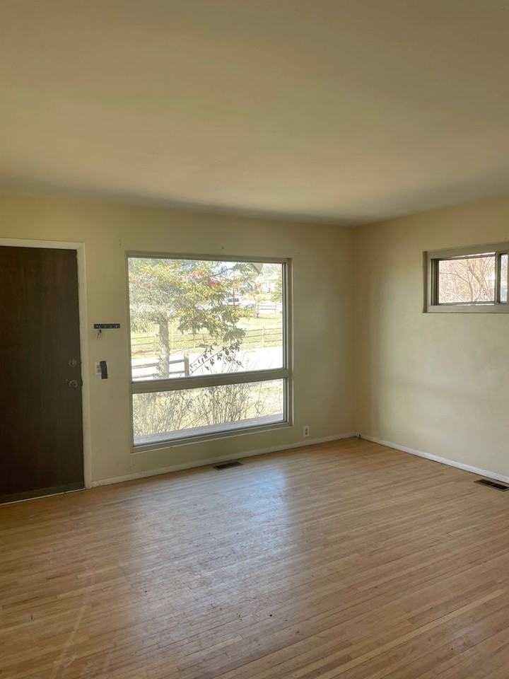 508 S Valley Rd - Photo 2 of 10