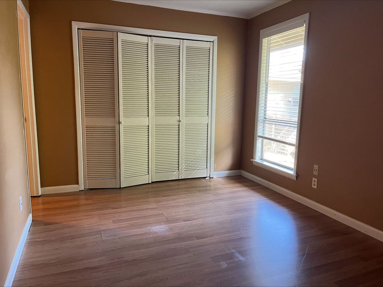 2069 Sea Cliff Dr N - Photo 3 of 18