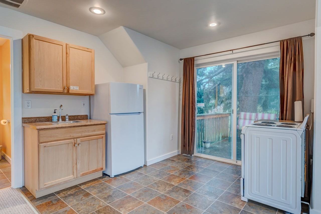 1038 Ne Summit Loop - Photo 3 of 13