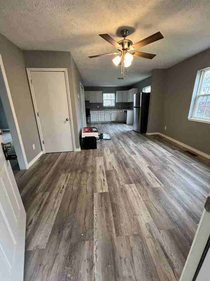 618 E Division St - Photo 2 of 10