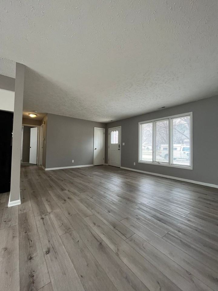 4441 N 67 - Photo 3 of 9