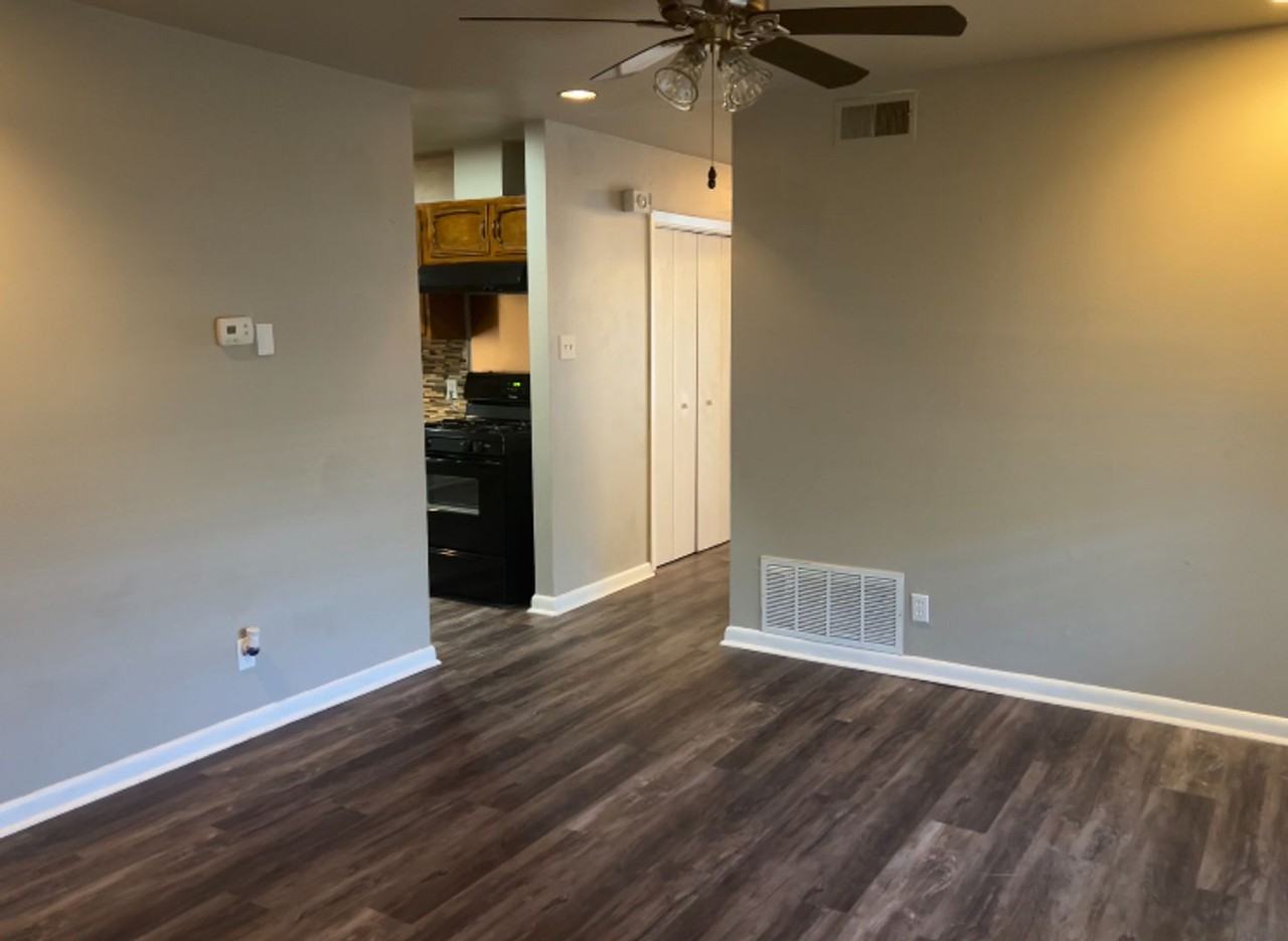 106 Oakwood Dr - Photo 3 of 14