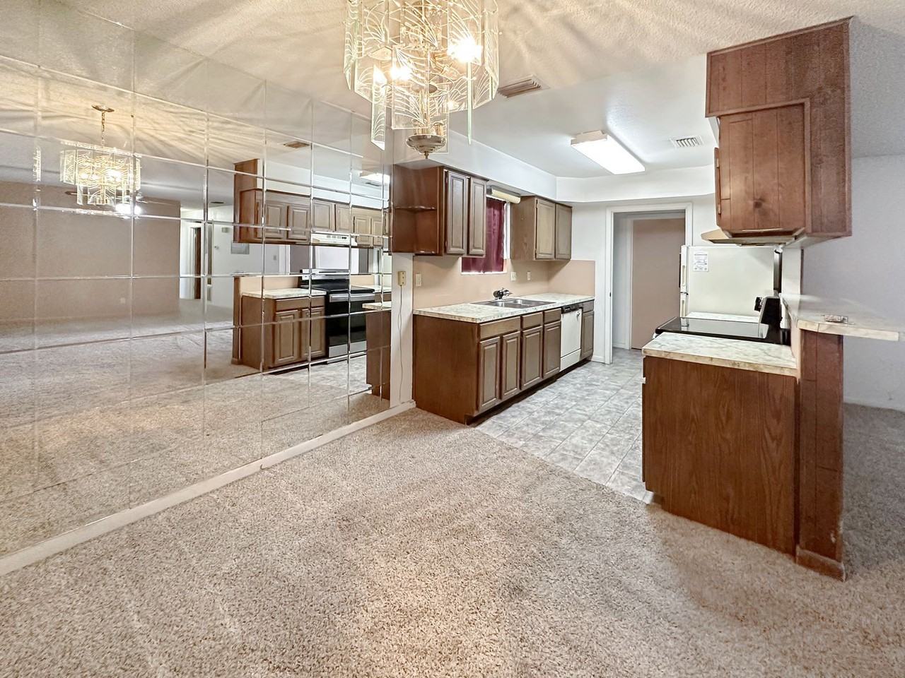 1406 N Tasker Dr - Photo 2 of 8