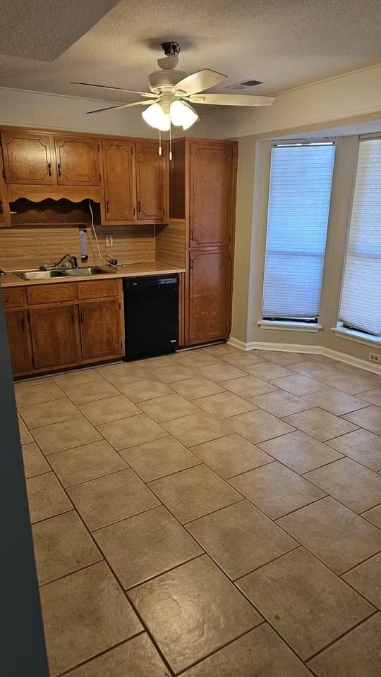 2487 Hampstead Dr - Photo 3 of 14