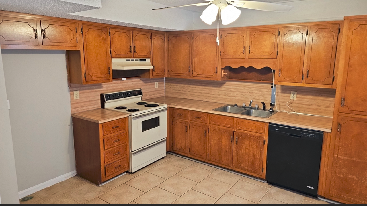 2487 Hampstead Dr - Photo 4 of 14