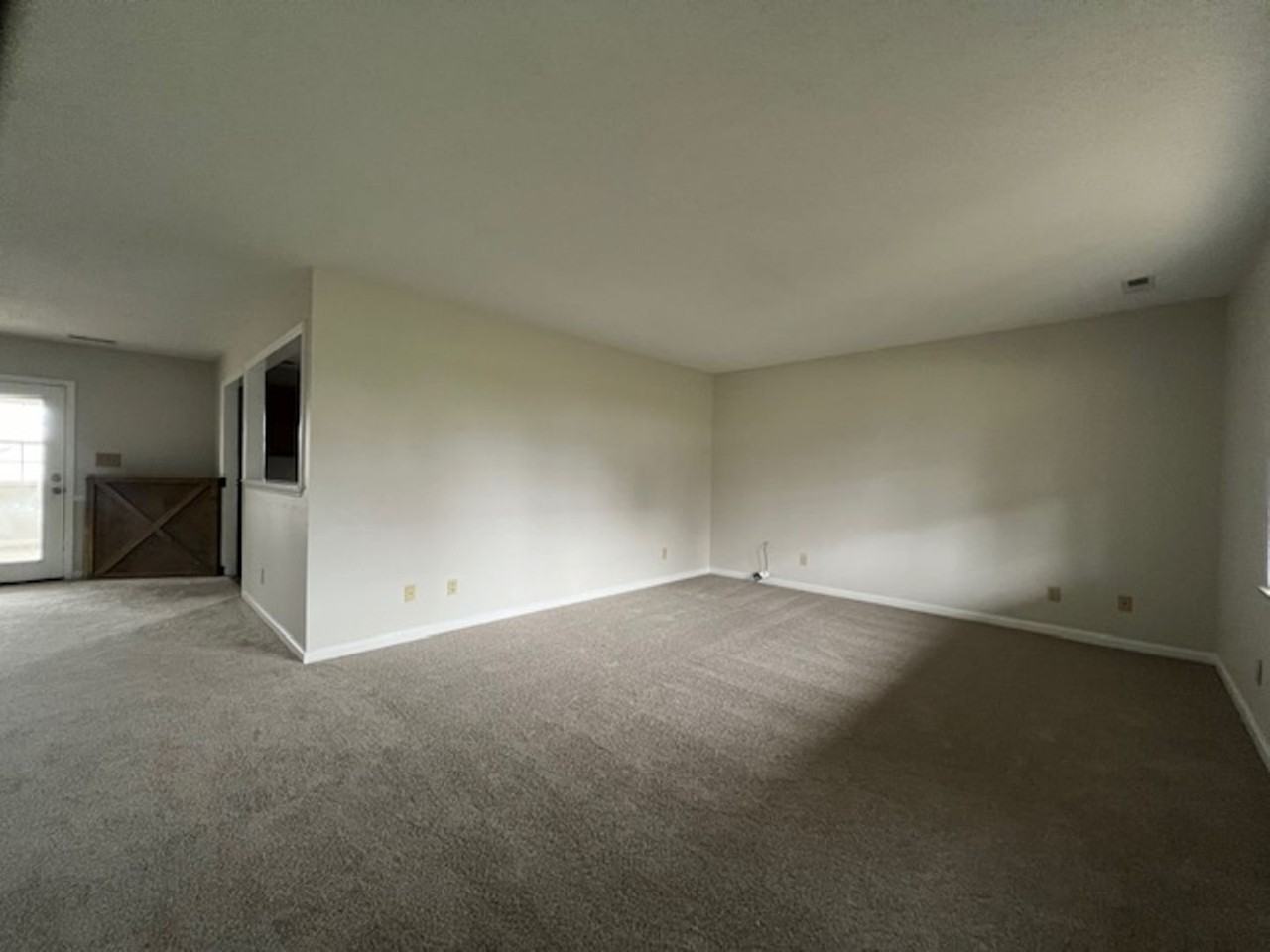 1403 Broadview Cir - Photo 2 of 22