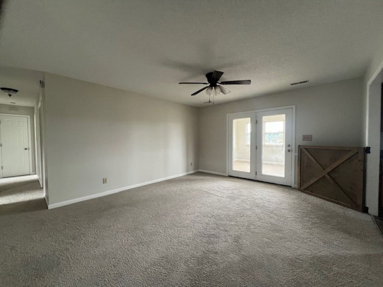 1403 Broadview Cir - Photo 3 of 22