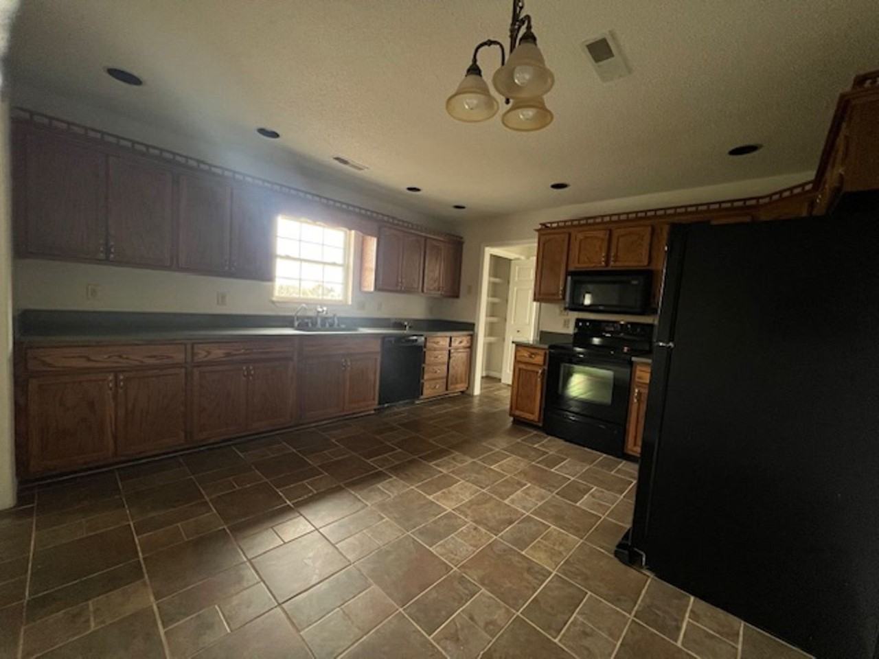 1403 Broadview Cir - Photo 4 of 22