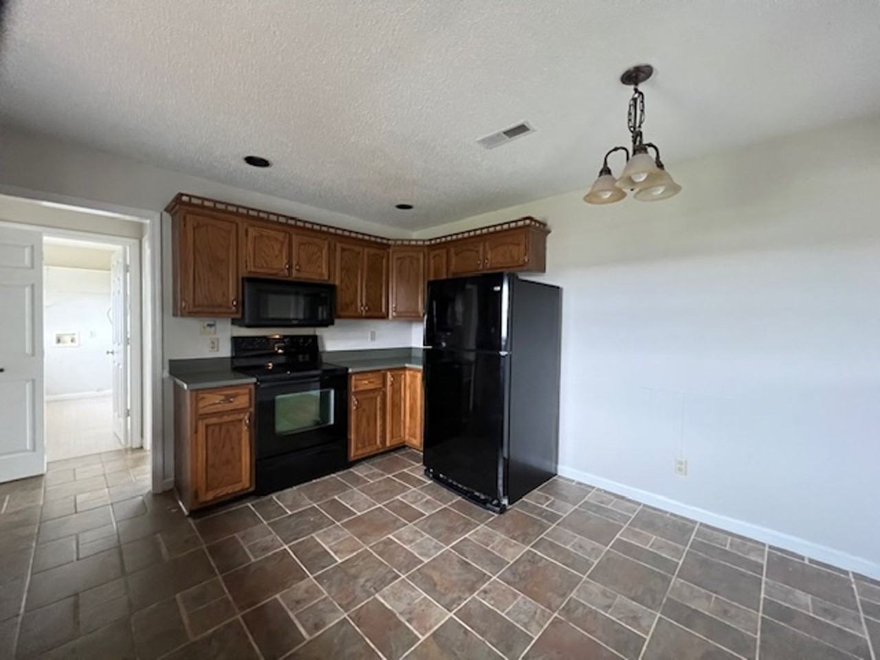 1403 Broadview Cir - Photo 5 of 22