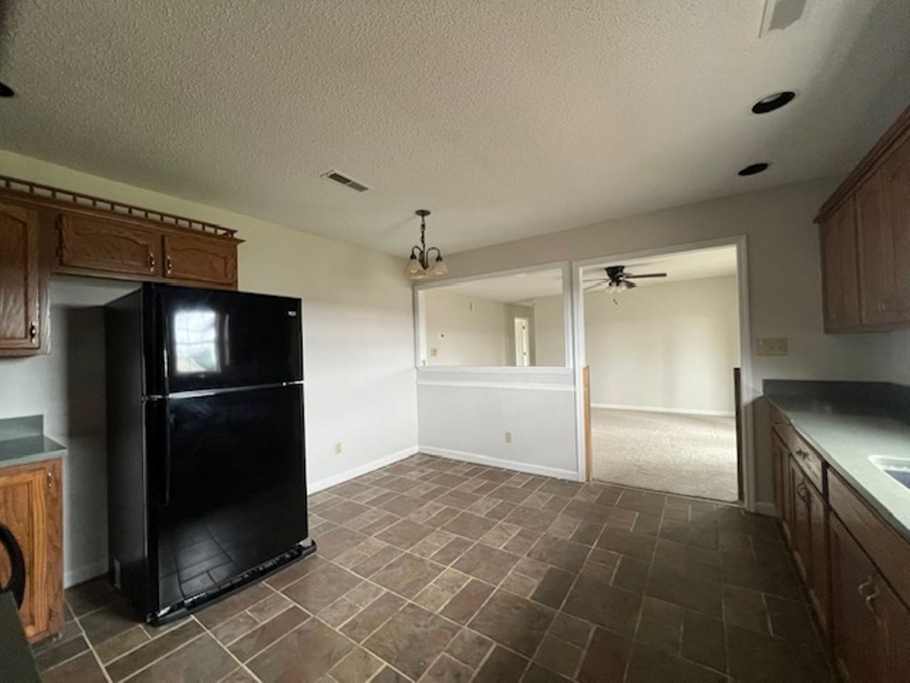 1403 Broadview Cir - Photo 6 of 22