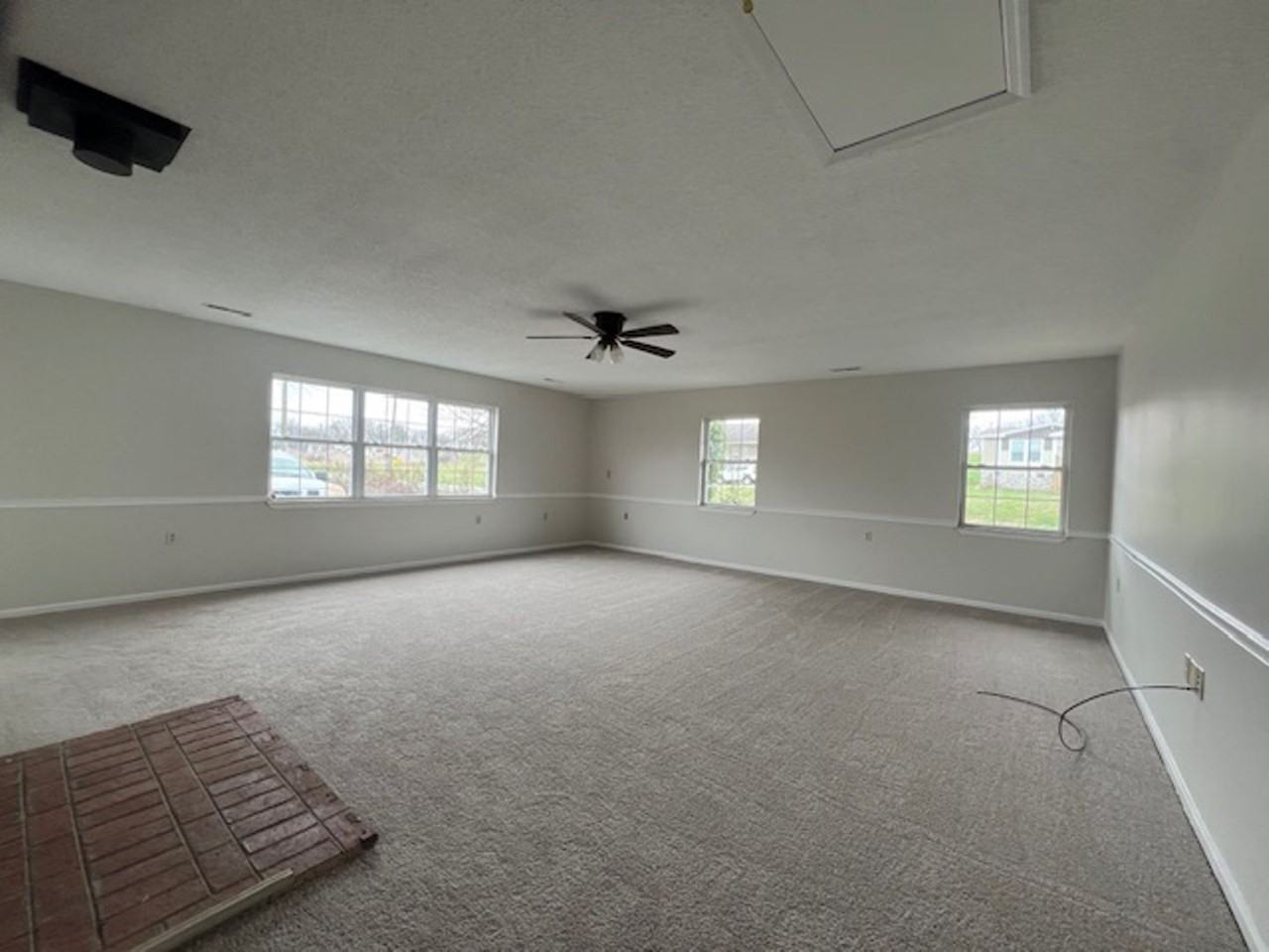 1403 Broadview Cir - Photo 7 of 22