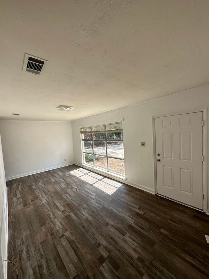 101 E Mills Ave - Photo 2 of 11