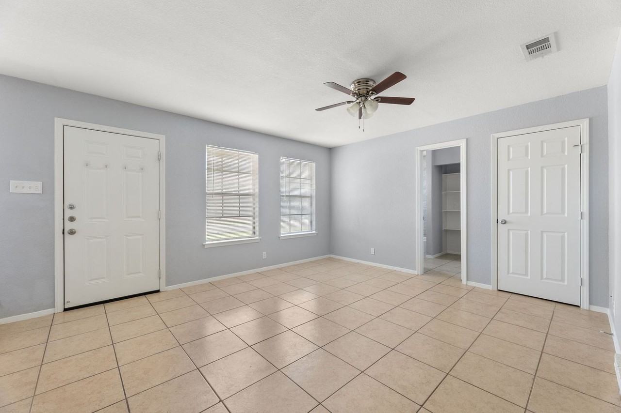 3802 Foust Trl - Photo 4 of 34