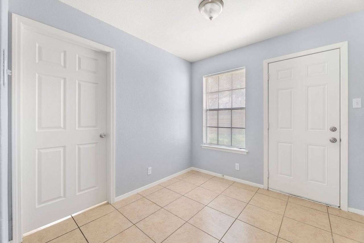 3802 Foust Trl - Photo 7 of 34
